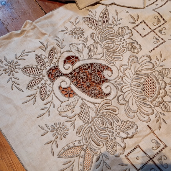 Embroidered Tablecloth W 12 Napkins - Picture 4 of 10